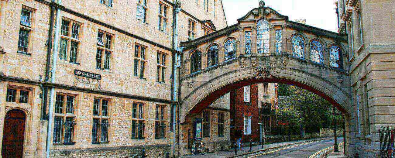 Picturesque street in Oxford, Great Britain. Famous ‘Bridge of Sighs’ landmark adjoining two Hertford College buildings.